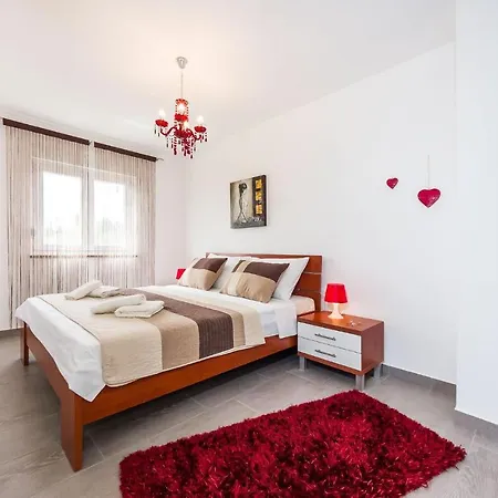 Daire Lovely In With Swimming Pool Ždrelac