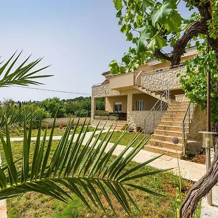 Lovely In With Swimming Pool Apartmán *