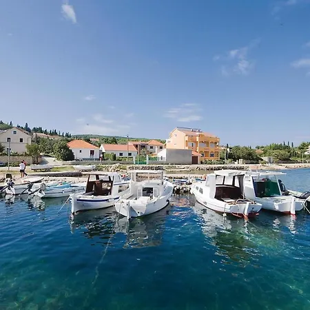 Lovely In With Swimming Pool Apartmán *