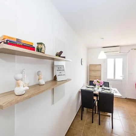 Lovely In With Swimming Pool Apartmán *